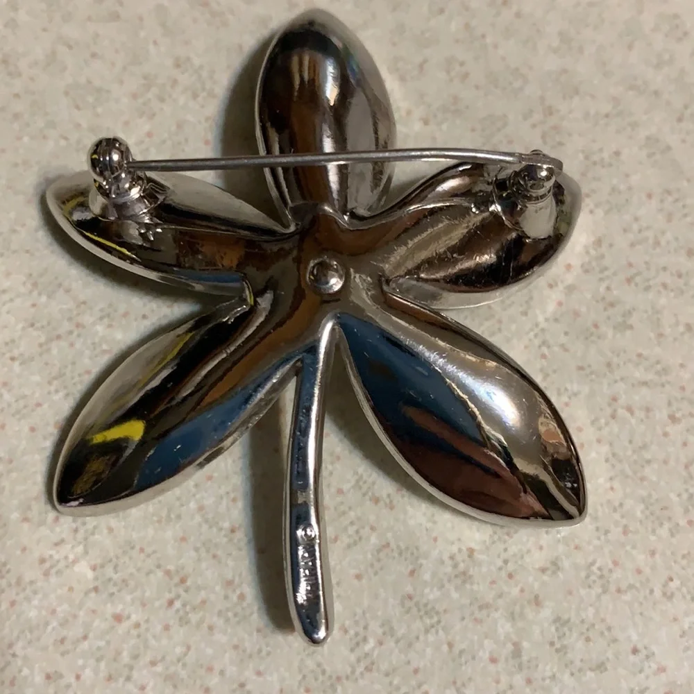 Trifari silver tone flower shaped broach (151)